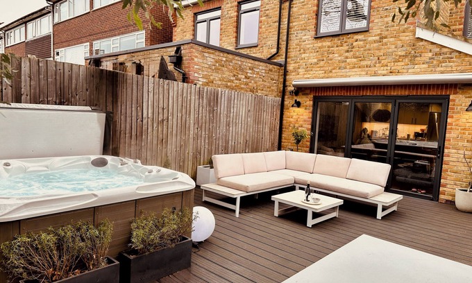 Redbridge Casa | ✪Spacious 3 Bed house. 9min Walk to tube. Free Parking. Hot Tub. Pet Friendly ✪