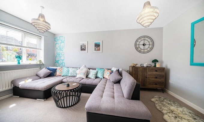 Coventry Casa | Spacious 3 bed house w/ garden, parking, WiFi, TV