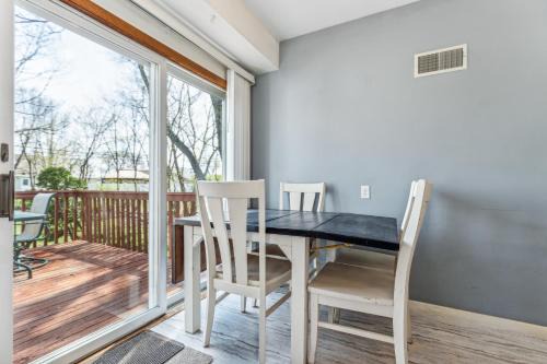 Crystal Apartamento | Spacious 3-Bed Loft Home, Private Deck & Fire Pit