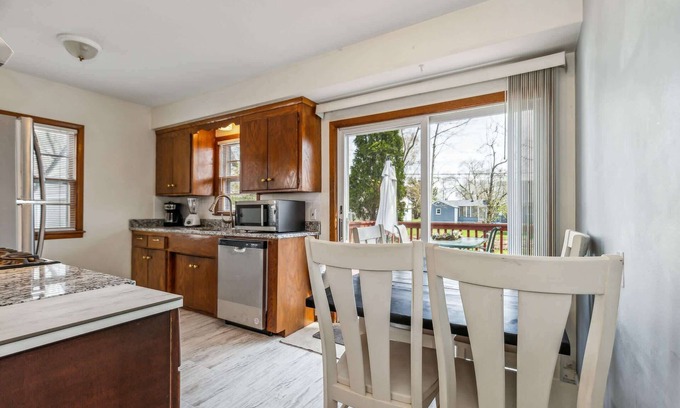 Crystal Apartamento | Spacious 3-Bed Loft Home, Private Deck & Fire Pit