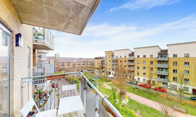 St. George's Apartamento | Spacious 3-Bed with balcony, 5-min walk to station