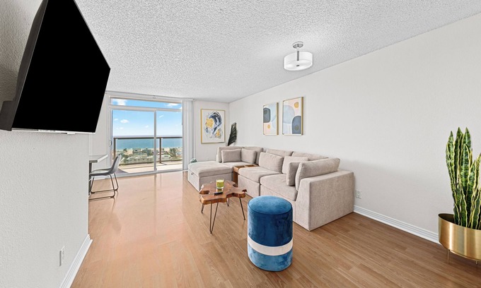 Marina Peninsula Apartamento | Spacious 3-bedroom apartment with AC, fitness room in wonderful Marina del Rey