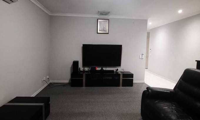 South Morang Casa | Spacious 3-Bedroom Home, 5 Mins to Westfield, South Morang Station & Schools
