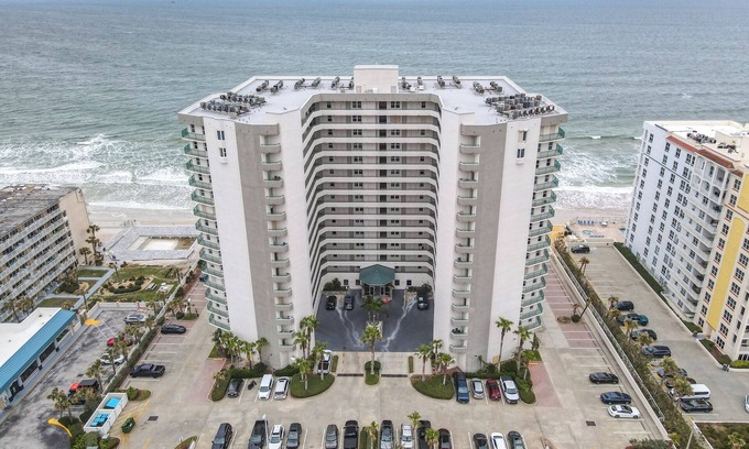 Daytona Beach Shores Condominio | Spacious 3-bedroom oceanfront condo in charming Daytona Beach Shores.