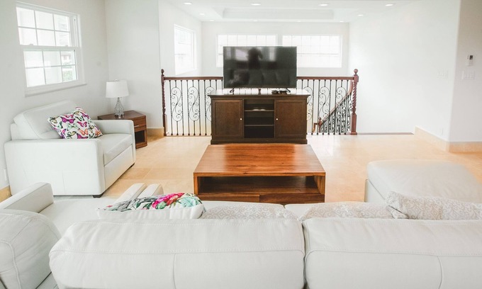 Portlock Casa | Spacious 3 Bedroom / 2 Bath / Sleeps 8