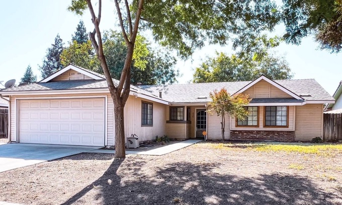Tulare Casa | Spacious 3 bedroom 2 bath Tulare House