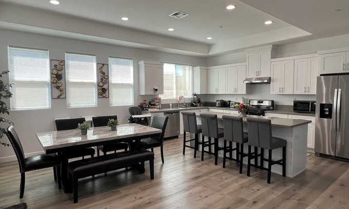 Riverview West Casa | Spacious 3 Bedroom 2.5 Bath with Jacuzzi Bathtub