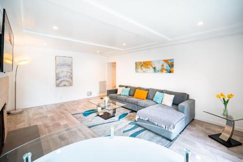 Carthay Circle Apartamento | Spacious 3-Bedroom 3-Bathroom with 2-Living Room by Beverly Hills