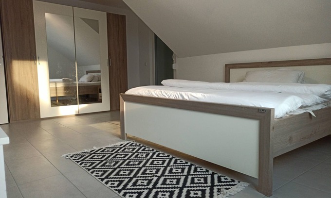 Renningen Apartamento | Spacious 3-bedroom apartment in welcoming Renningen with laundry