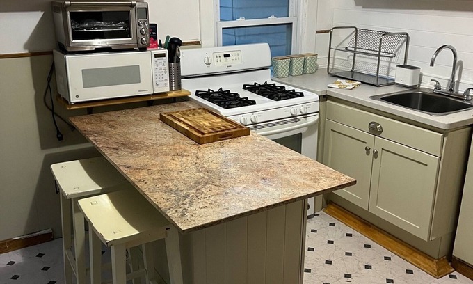 Syracuse Apartamento | Spacious 3-bedroom apartment with WiFi, AC in Syracuse