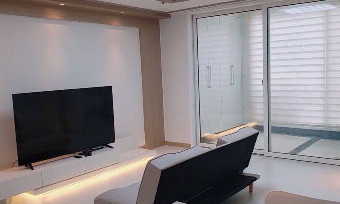 Dunsan-dong Apartamento | Spacious 3-bedroom apartment with AC, WiFi in charming Daejeon