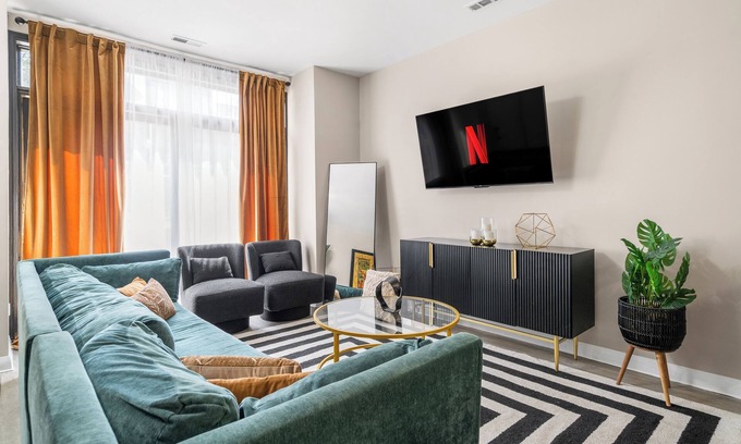 Near West Side Apartamento | Spacious 3-bedroom apartment near downtown, FREE PARKING