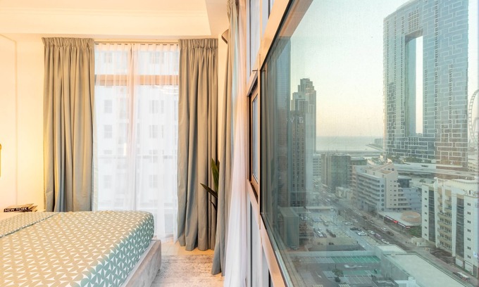 Jabal Ali 2 Apartamento | Spacious 3-bedroom apartment in beautiful Dubai with WiFi, AC, fitness room