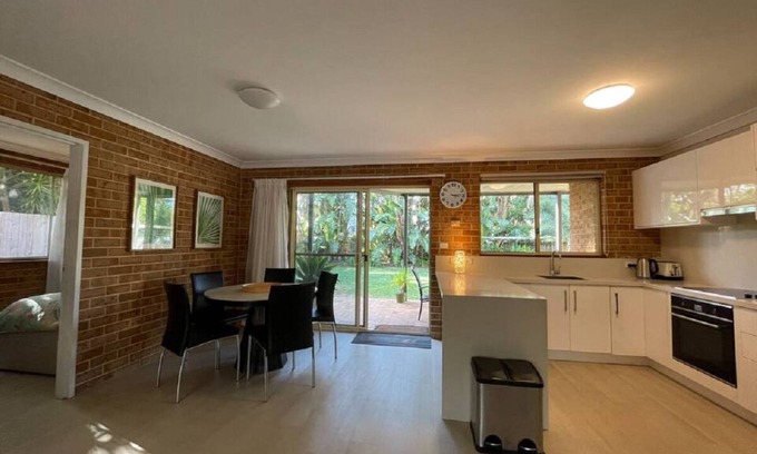 Mona Vale Casa | Spacious 3 bedroom beach apartment.