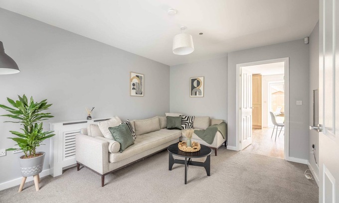 Slough Casa | 3 Bedroom & Parking. Nr Slough, Windsor & Heathrow