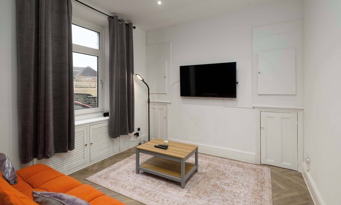 Exeter Casa | Spacious 3 Bedroom Home in Central Skewen