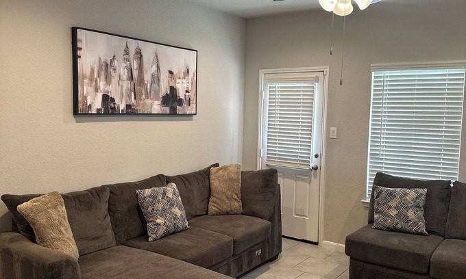Clodine Casa | Spacious 3-bedroom house with Jacuzzi in Richmond