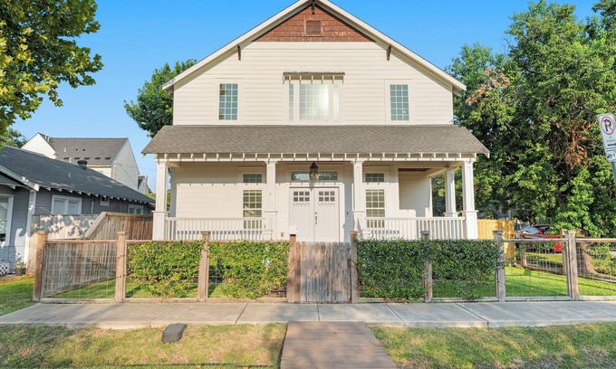 Greater Heights Casa | Spacious 3-bedroom house in the Heights