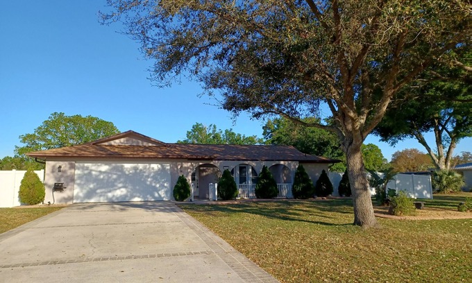Highland Casa | Spacious 3-bedroom house with HOT TUB and MOVIE THEATRE 8 minutes from RACEWAY