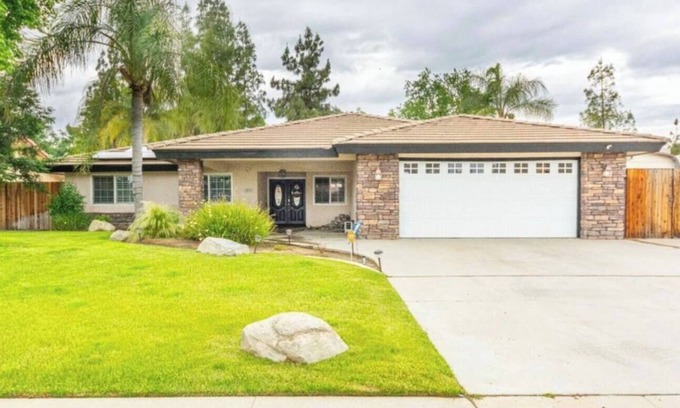 Greenacres Casa | Spacious 3-bedroom house with pool in a peaceful area in Bakersfield.