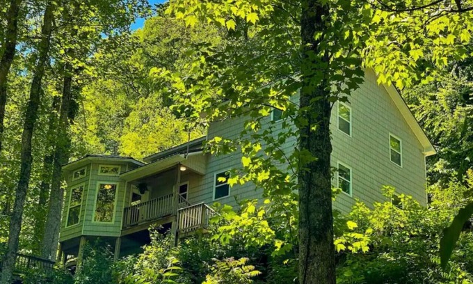 Hot Springs Cabina | Spacious 3 Bedroom Cabin Plus One Bedroom Beekeeper Cabin Waterfalls AWD or 4WD recommended