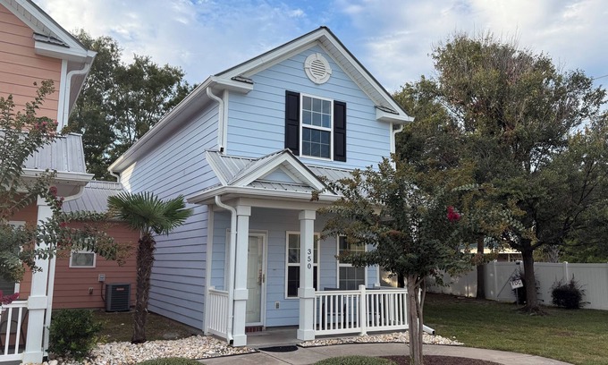 Myrtle Beach Cabaña | Spacious 3-bedroom cottage, 2 Blocks To Beach! Free WIFI and Parking in Myrtle