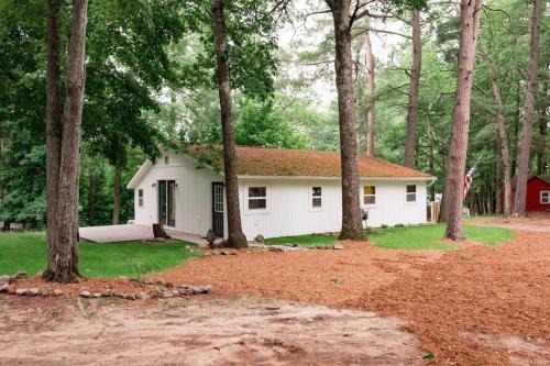 Mayfield Casa | Spacious 3 Bedroom on Arbutus Lake