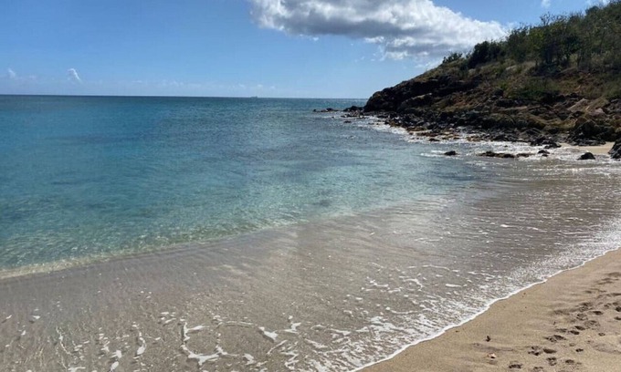 Flag Hill Casa | Spacious 3-bedroom Walking Distance to Two Beaches