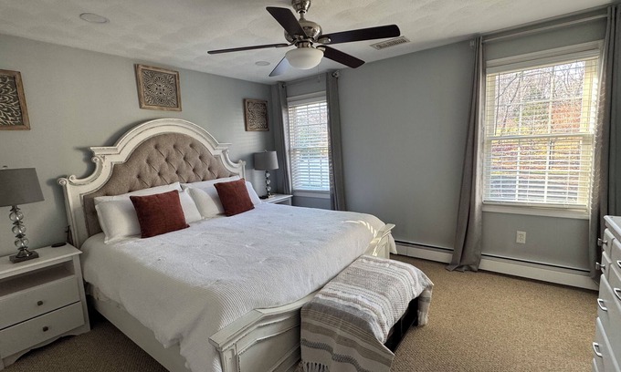 Cranston Apartamento | Spacious 3-bedroom with AC and WiFi in charming Cranston