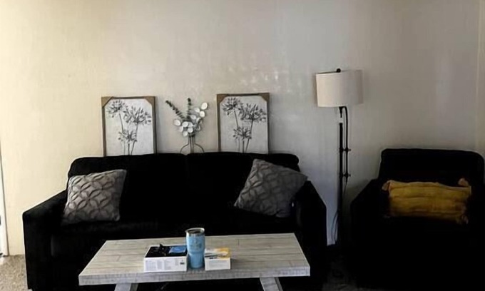 Hanford Casa | Spacious 3-Bedroom with fast internet and 65" TV