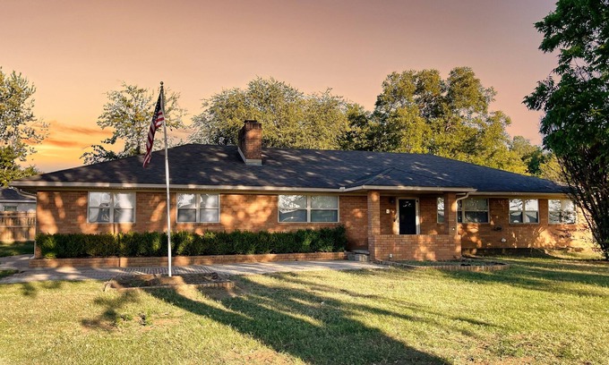 Owasso Casa | Spacious 3 br 15 minutes from Downtown Tulsa, close to restaurants and shopping
