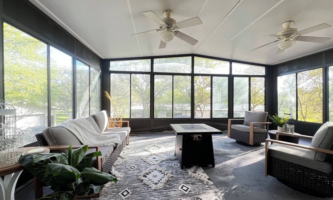 Del Valle Otro | Spacious 3 full baths 10 beds 3-story house with private backyard in Del Valle