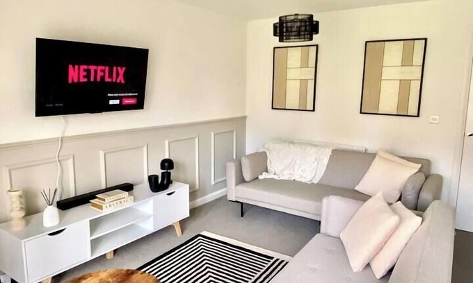 Newcastle-upon-Tyne Casa | Spacious 3-br House with Parking