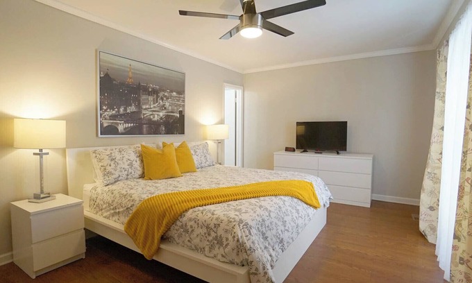 North Raleigh Casa | Spacious-3 Level Townhome/NorthHills/Pets
