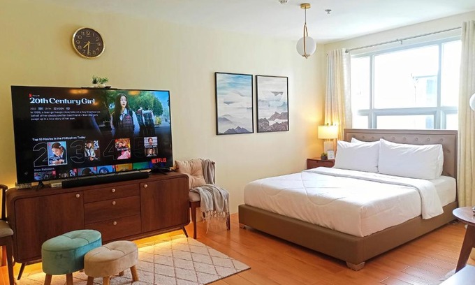 Sasa Apartamento | Spacious 36sqm Studio with 65" TV Netflix Karaoke and Pool Access Near Airport and Samal Ferry