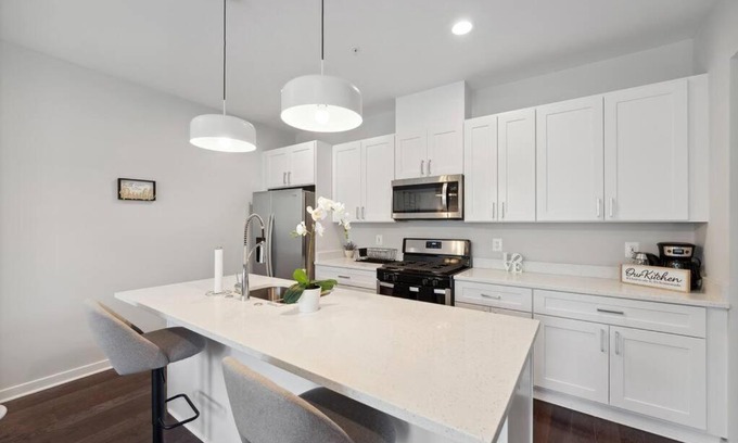 Fairlawn Apartamento | Spacious 3Bedroom Duplex with Rooftop Deck!