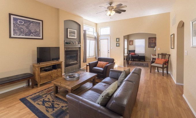 Northeast Heights Casa | Amplio 3BR / 2. Escapada a la montaña 5BA en Sandia Heights