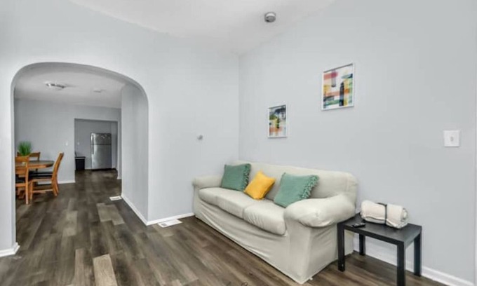 North Chicago Apartamento | Spacious 3BR Apartment Near Navy Base Six Flags and Casino.