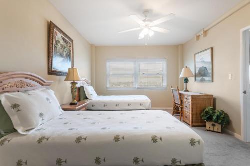 South Patrick Shores Apartamento | Spacious 3BR Beachfront Condo with Balcony & Parking