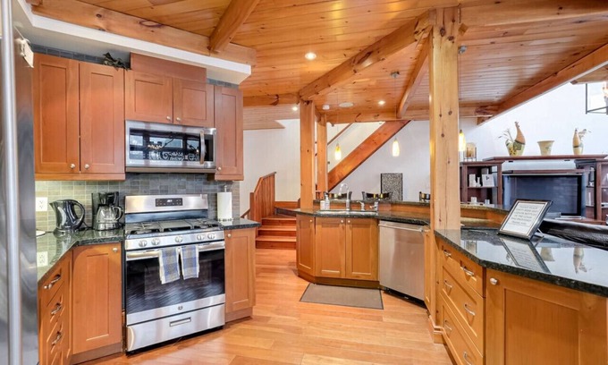 Craigleith Casa | Spacious 3BR Home w/Hot Tub, Parking & Pool Access