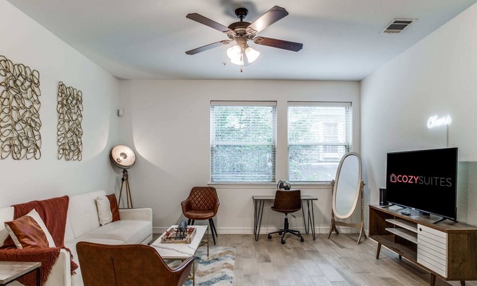 North University Casa | Spacious 3BR CozySuites in Central Austin by UT 02