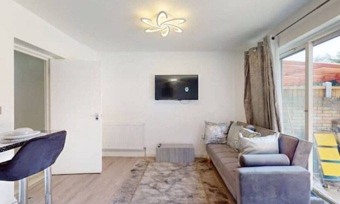 Offham Casa | Spacious 3BR Home + Parking