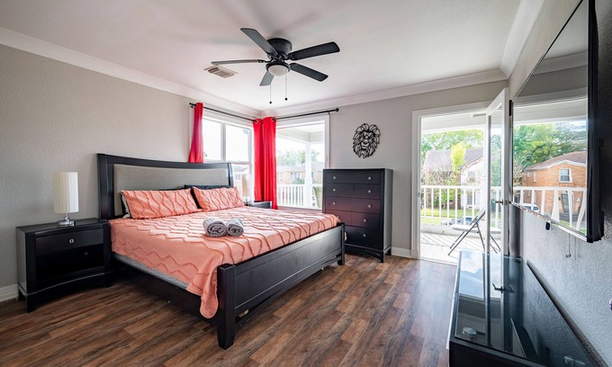 South Central Houston Casa | Spacious 3BR Home w/Parking Minutes from Downtown Houston