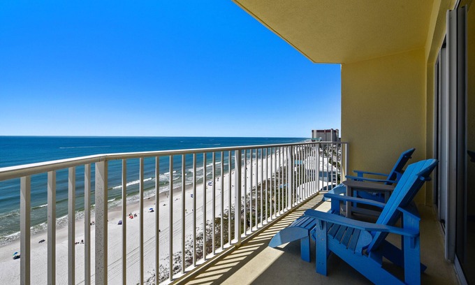 Panama City Beach Condominio | Spacious 3BR Beachfront Retreat – Garage, Balcony, Gourmet Kitchen & Sleeps 11