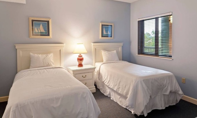 Hilton Head Complejo | Spacious 3BR Villa with Pool, Hot Tub, Kitchen and Just a Short Walk to Beach