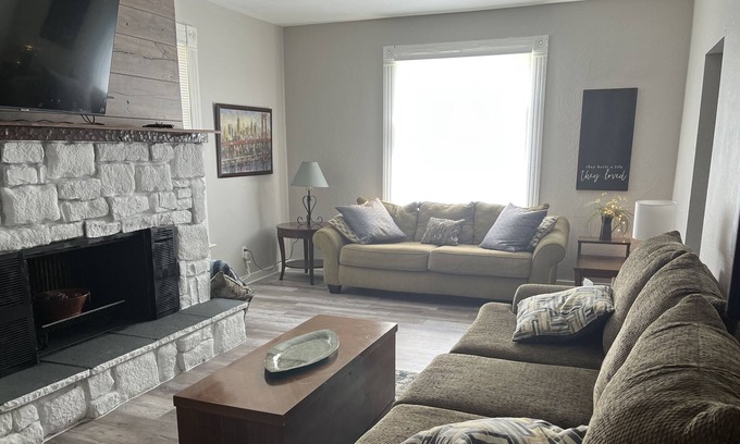 Canton Apartamento | Spacious 3BR w/Fenced in Yard & Parking