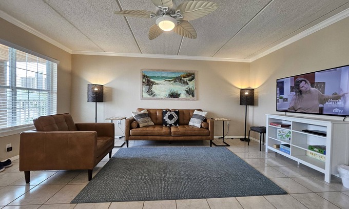South Padre Island Condominio | Amplio condominio en el tercer piso, a minutos de la playa o la bahía, con piscina compartida.