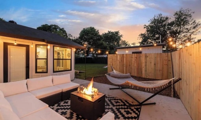 St. Edwards Casa | Spacious 4/2 home, pool table, bbq, firepit