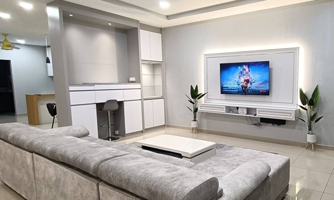 Kluang Casa | Spacious 4-bedroom house in cool Kluang, Johor with AC, WiFi, NETFLIX, autogate