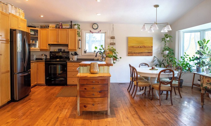 Elora Casa | Spacious 4 Bdrm Riverfront Home in the Heart of Elora: 8 min walk to the Mill!